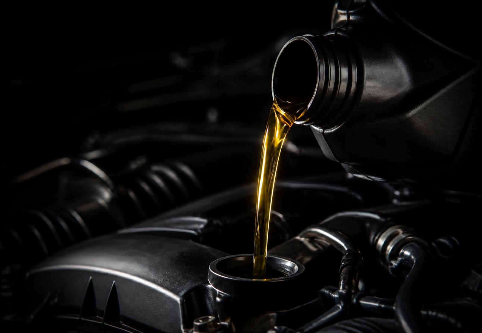 Huile moteur neuve versée dans un moteur d'automobile